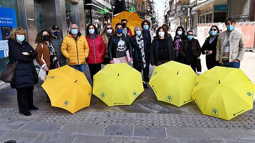 Participantes en el recorrido turístico por la ciudad sobre la escritora. 