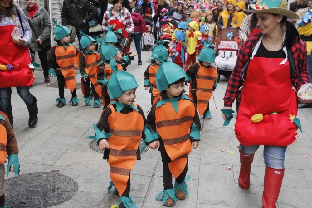 Un concurrido desfile de disfraces infantil inaugura las jornadas de comparsas en Marín