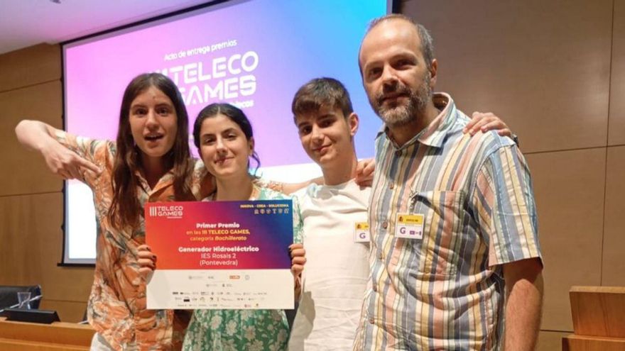 Los alumnos premiados del IES Rosais 2  junto a su profesor Víctor Ronco.