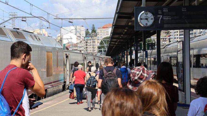 Pasajeros ante un Alvia en la estación de Vigo-Guixar este verano.