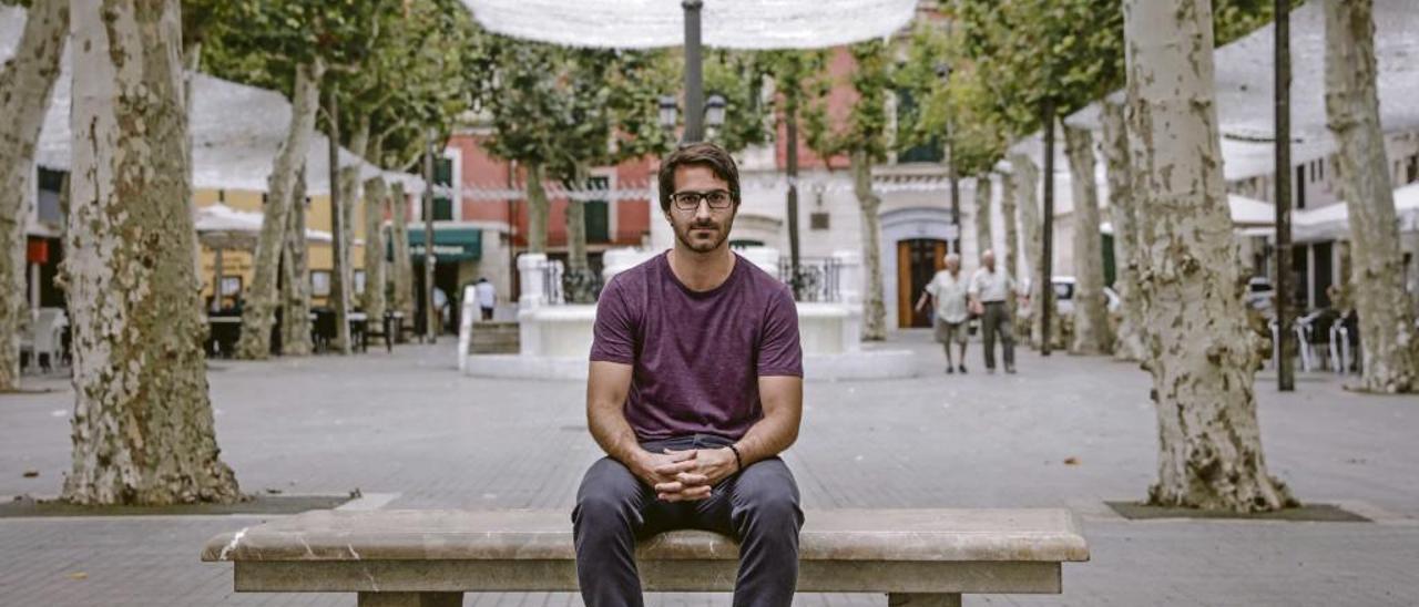 El científico pobler Antoni Celià Terrassa, fotografiado el pasado jueves en la plaza mayor de su pueblo natal.