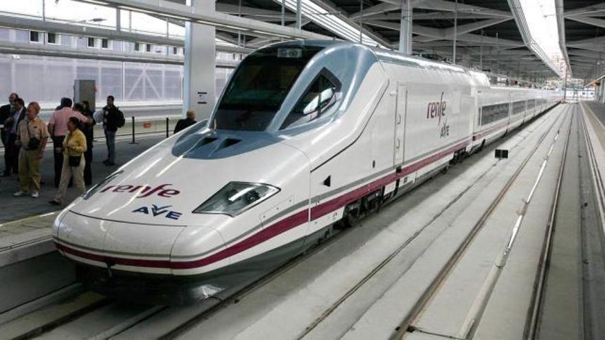 Un AVE en la estación de ferrocarril de Valencia.