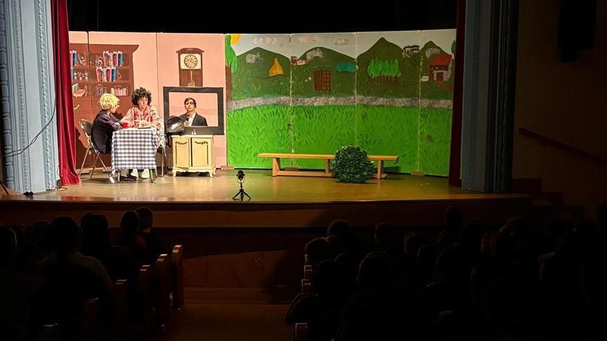 Cangas del Narcea reivindica el asturiano con teatro, música y un homenaje a los transmisores de la tradición oral