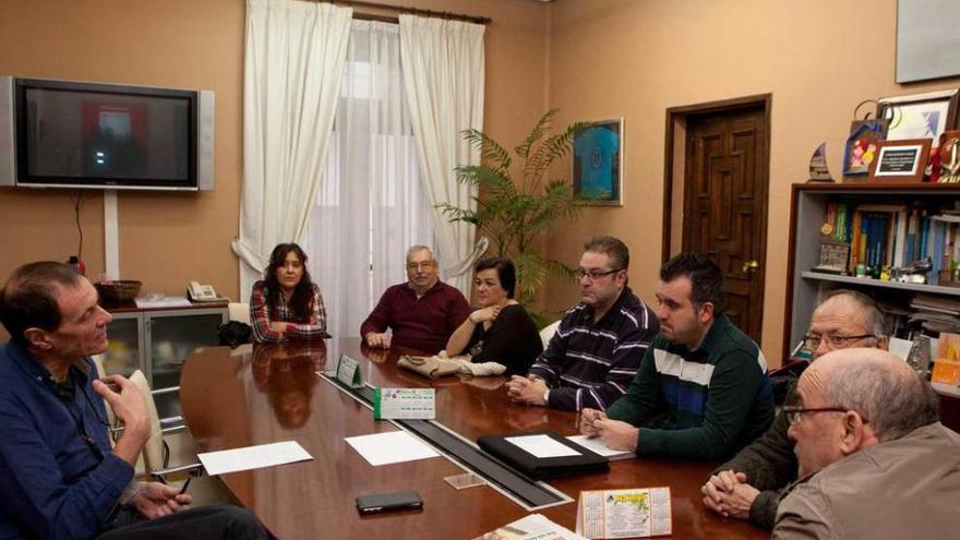 Jesús Sánchez, a la izquierda, con representantes de la Asociación de Vecinos de Langreo Centro.