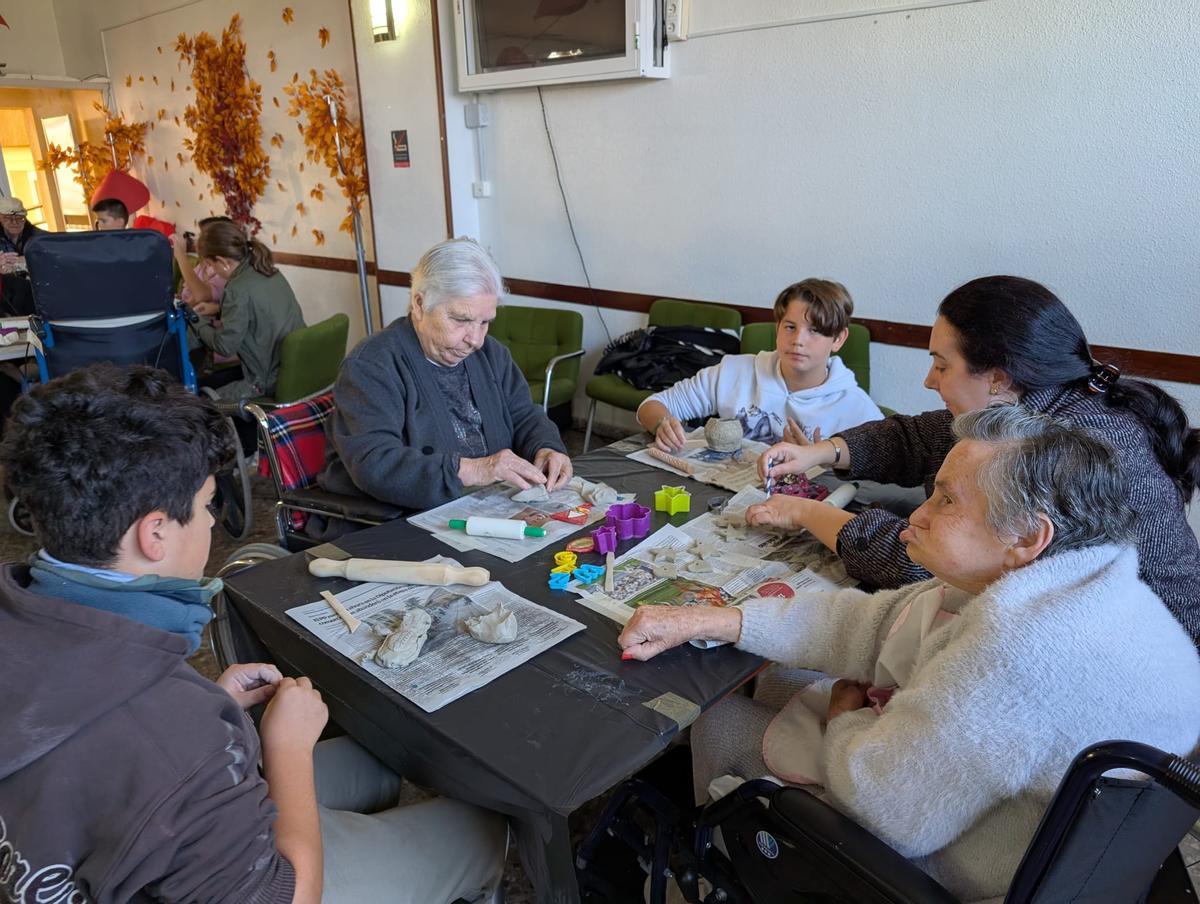 Alumnos del colegio Cuba y residentes en el centro de mayores Francisco Casanovas comparten actividades una vez a la semana en Torrevieja