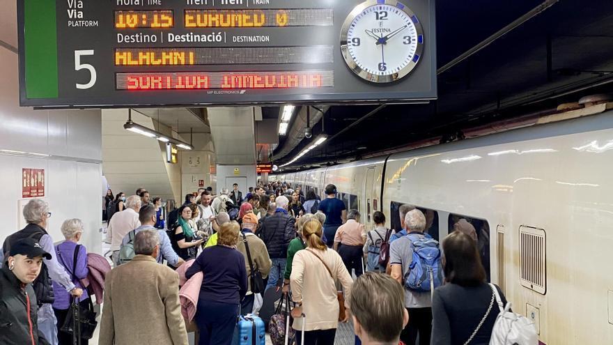 Andén de la vía 5 de la estación de Sants. Los viajeros del Euromed se disponen a subir al tren, este miércoles.