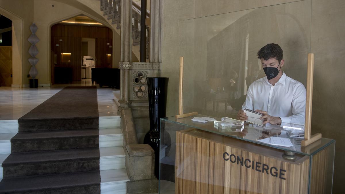 Personal del lujoso Monument Hotel, en el paseo de Gràcia 75, prepara los detalles para su reapertura el próximo día 1 de junio.