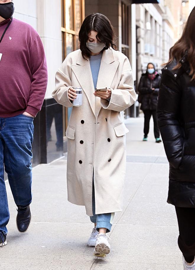 Selena Gomez con abrigo blanco de paño