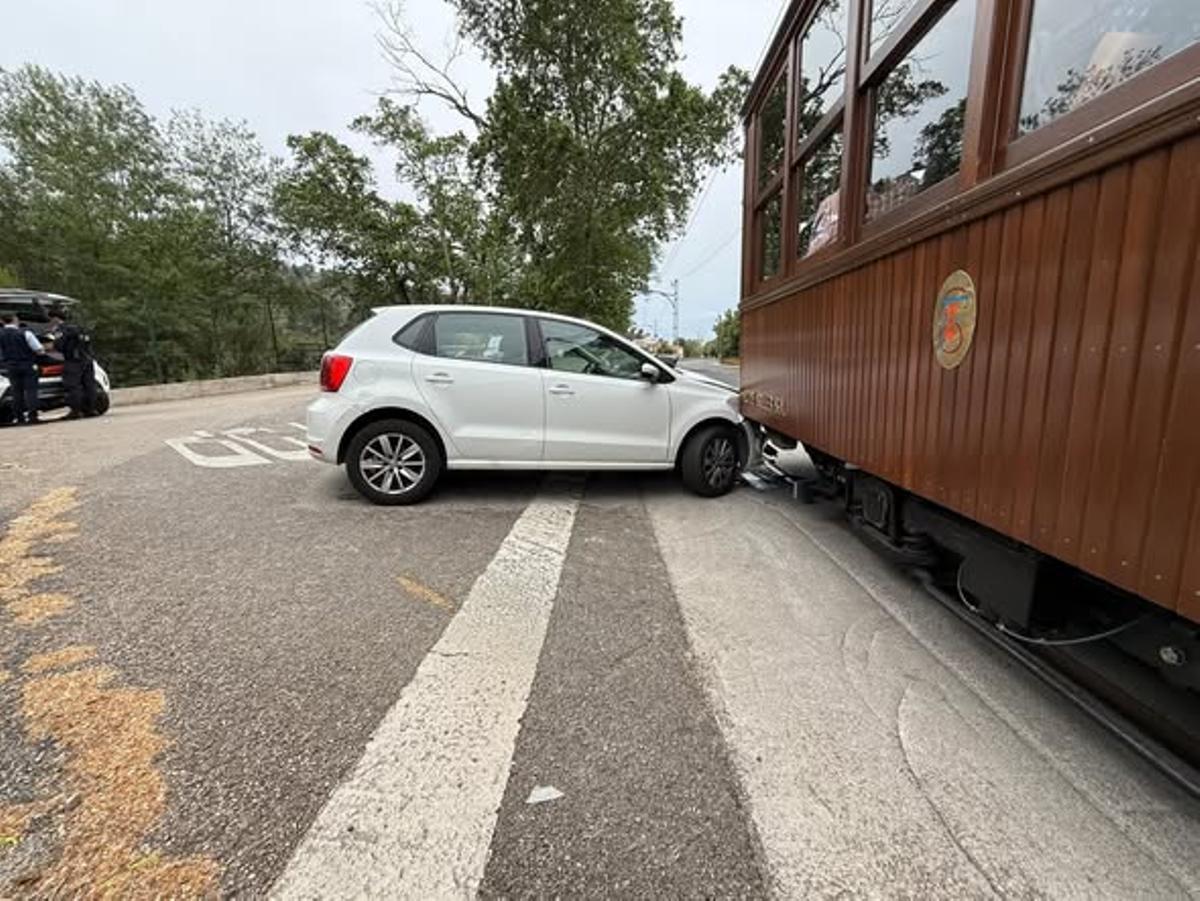 El coche que chocó con el tranvía de Sóller.