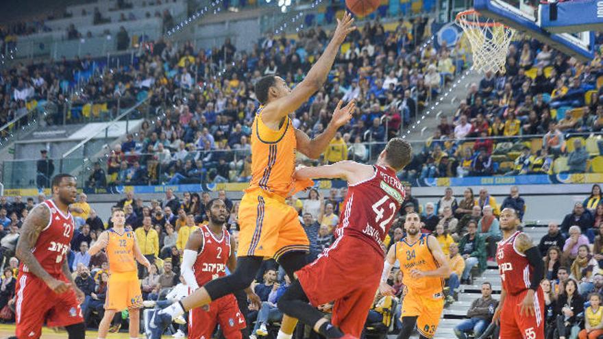 Ryan Hollins, en acción.