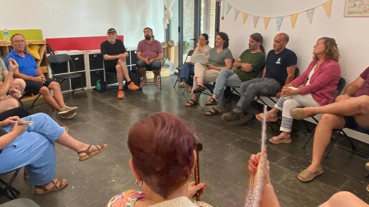 Trobada amb veïns de Sant Martí Vell per exposar les seves crítiques al projecte del nou aparcament municipal.