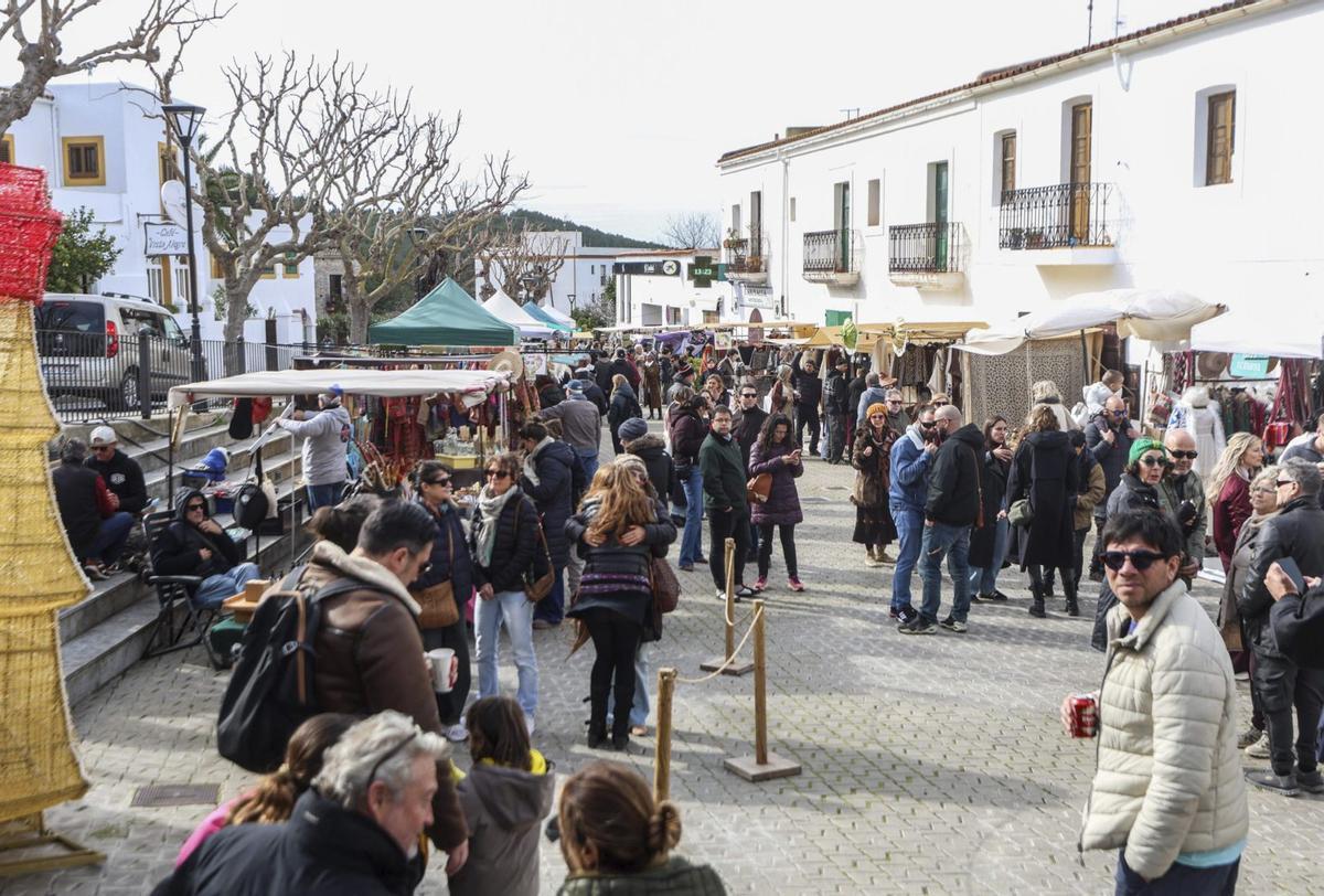 Ambiente en el mercadillo de los domingos en Sant Joan. | TONI ESCOBAR