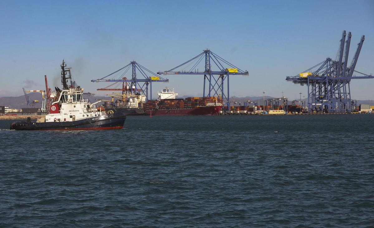 Barcos en el puerto de València repletos de contenedores.