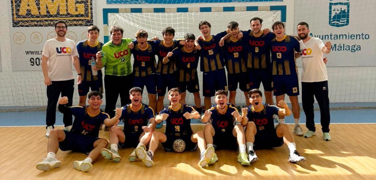 La selección de balonmano celebra el bronce ganado en el campeonato andaluz.