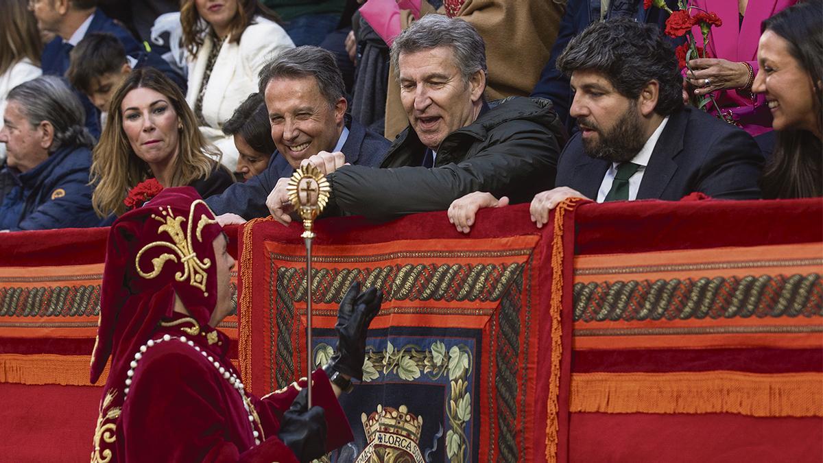 Pencho Gil (i), Alberto Núñez Feijóo y Fernando López Miras (d) durante el desfile de la Semana Santa de Lorca.