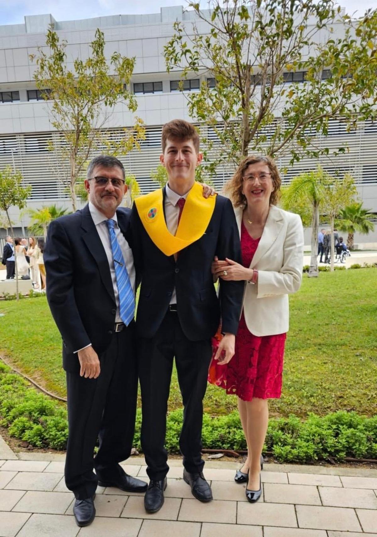 Juan José Rodilla junto a sus padres en su graduación.