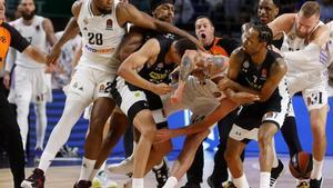 Guerschon Yabusele, con el dorsal 28, en plena trifulca entre el Real Madrid y el Partizan de Belgrado.
