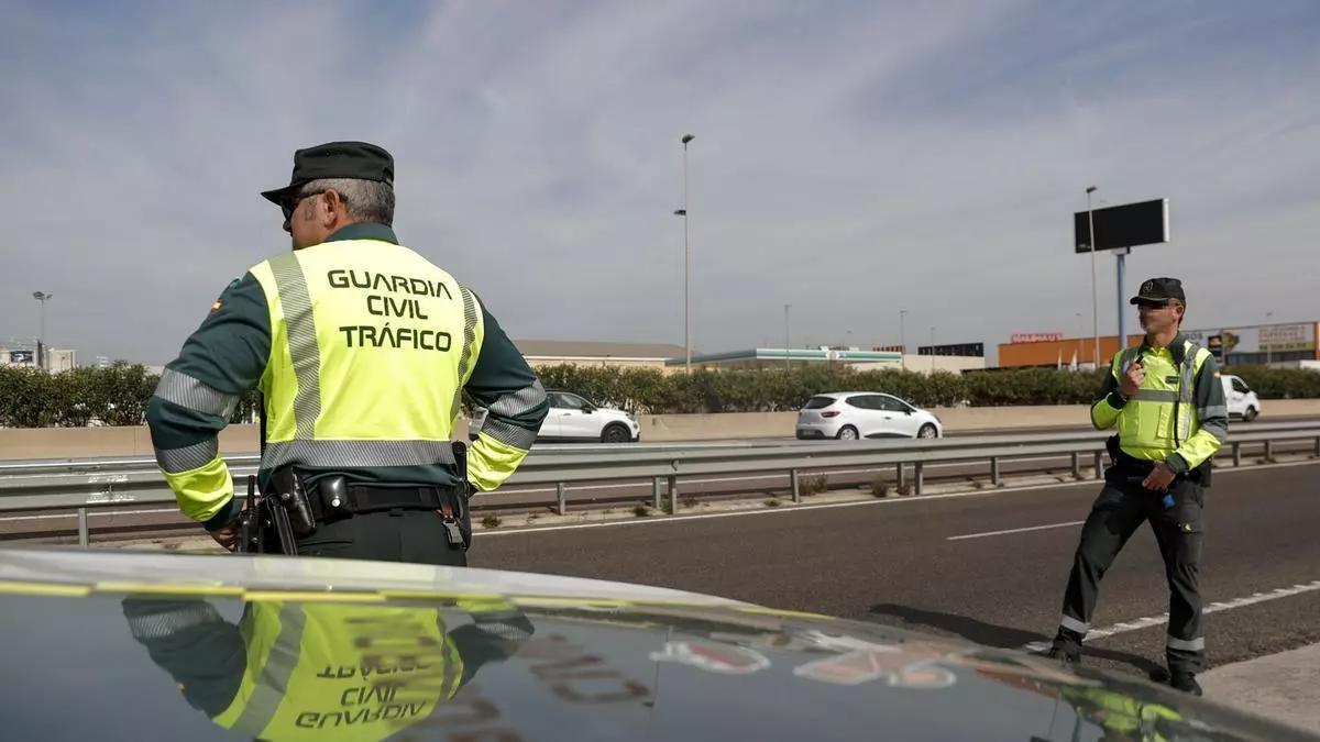 El "síndrome" en carretera que está causando multas de 200 euros por equivocarse de carril: la Guardia Civil extrema la vigilancia estos días