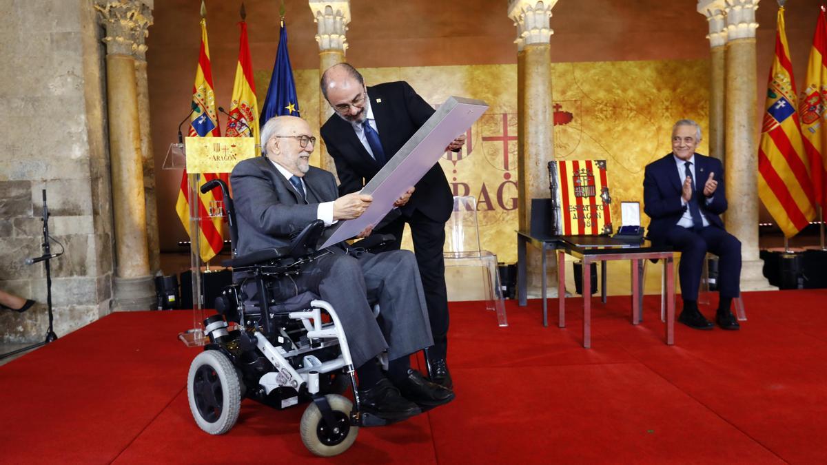 Lambán hace entrega a Fernández Clemente del Premio Aragón 2022.