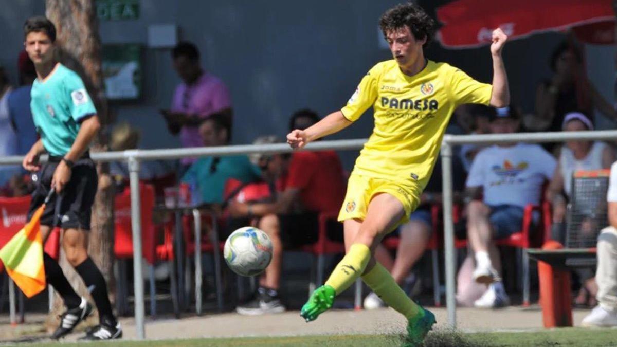 Adrián Corral en un partido con el Villareal