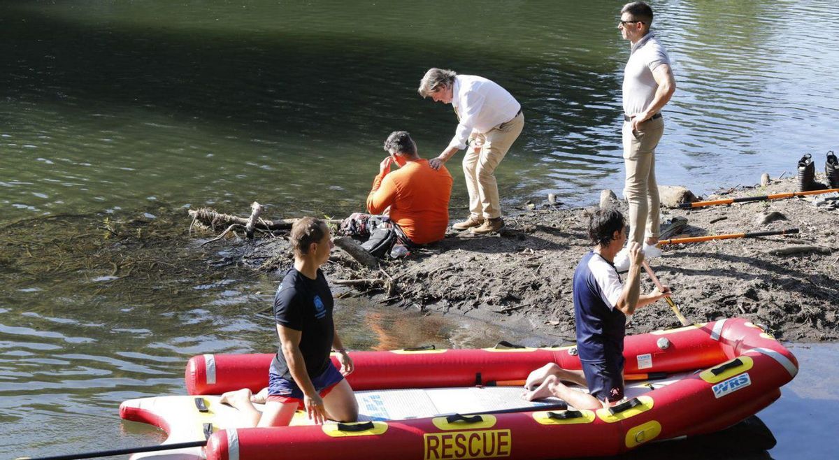 José Ramón Prado consuela al padre del joven fallecido durante las labores de búsqueda del cuerpo junto al inspector de la Policía Local Jacobo Fernández.