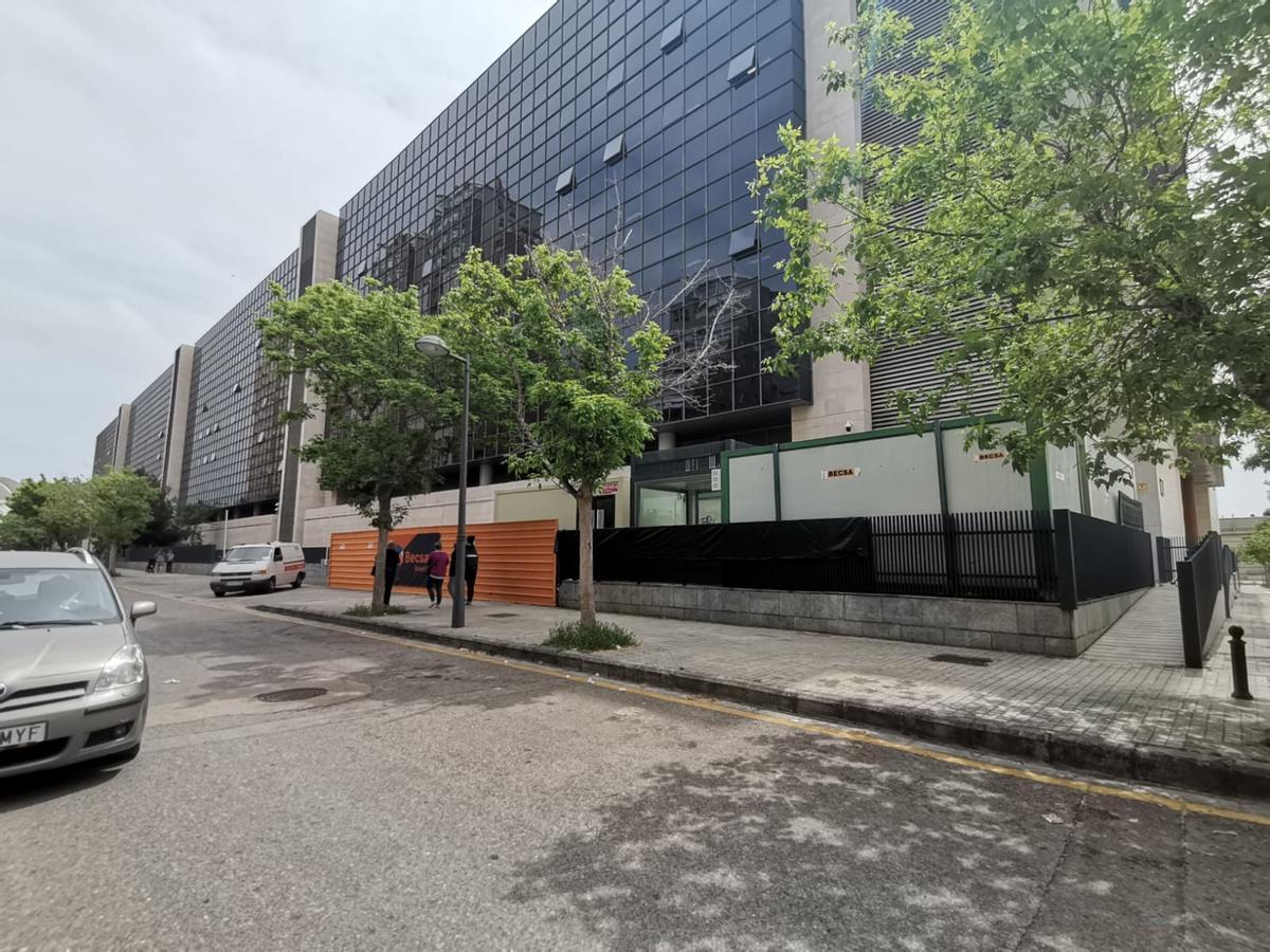 Preparativos para las obras de impermeabilización en el exterior de la Ciudad de la Justicia.