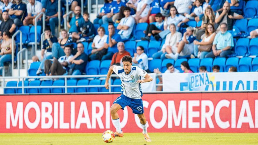 David controla el balón en un lance del encuentro. | CDT