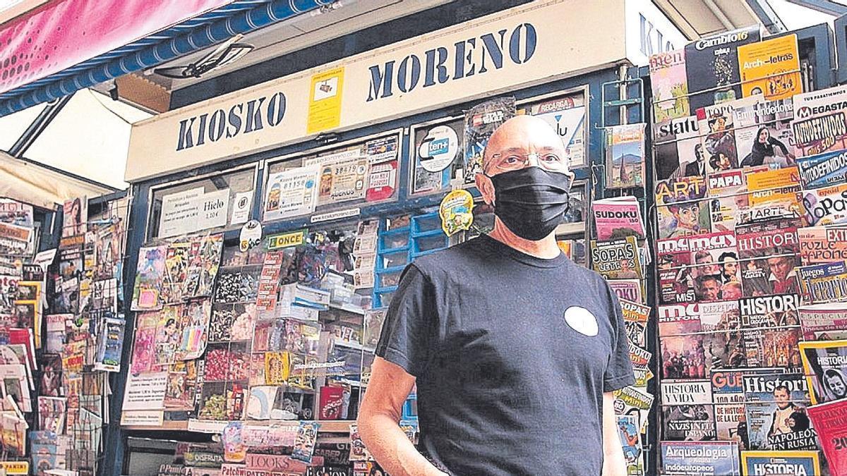 Pedro Moreno, junto al puesto de periódicos que posee en la calle Robayna.