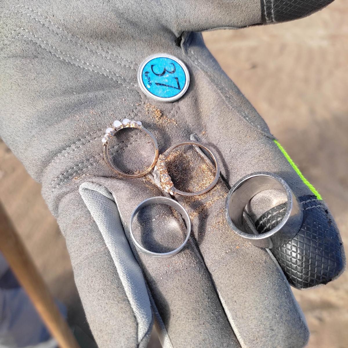 Sortijas encontradas en una playa.