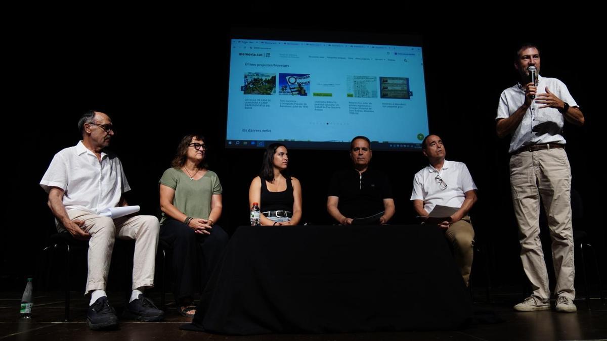 Malverde, Rodó, Villarta, els germans Lluch i Jordi Pons a l'acte de l'Associació Memòria i Història de Manresa que s'ha celebrat avui al teatre Kursaal