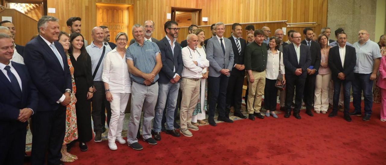 Alfonso Rueda, en el centro, con alcaldes, representantes de cofradías y del sector mar-industria que siguieron, desde la tribuna de invitados, la tramitación de la ley.