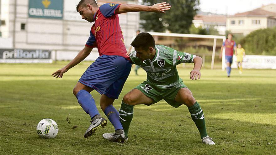 Una lucha por el balón en el Condal-Lealtad.