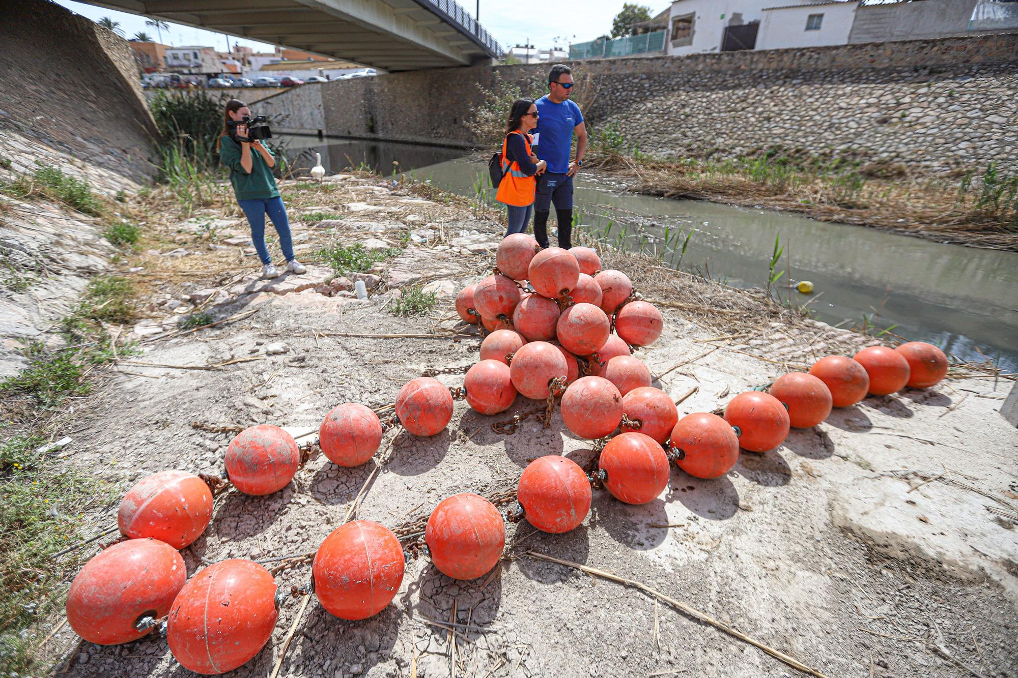 Instalación de una nueva barrera flotante en el Rio Segura