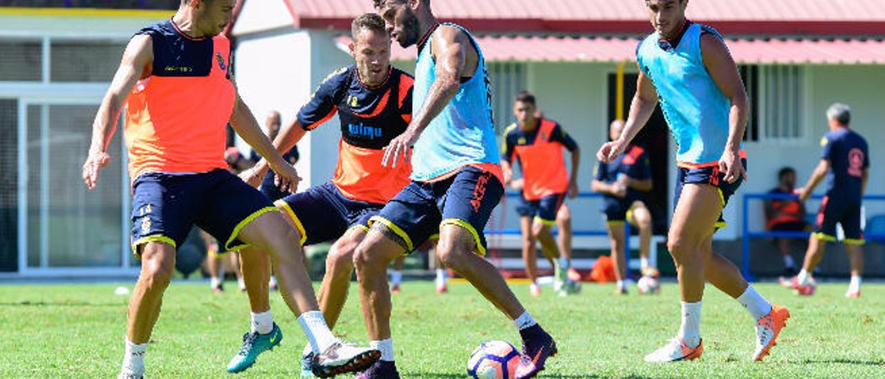 Tyronne, ex del Huesca -70 partidos-, pugna con Hernán, Javi Castellano y Asdrúbal Padrón. Detrás, Mateo.