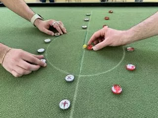 Con pedigrí de botellín, estrictas medidas de peso y un campo a escala: la emoción del futbolchapas toma Moratalaz