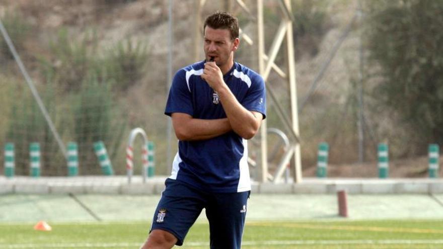 El técnico del Cartagena, Pato, en un entrenamiento.