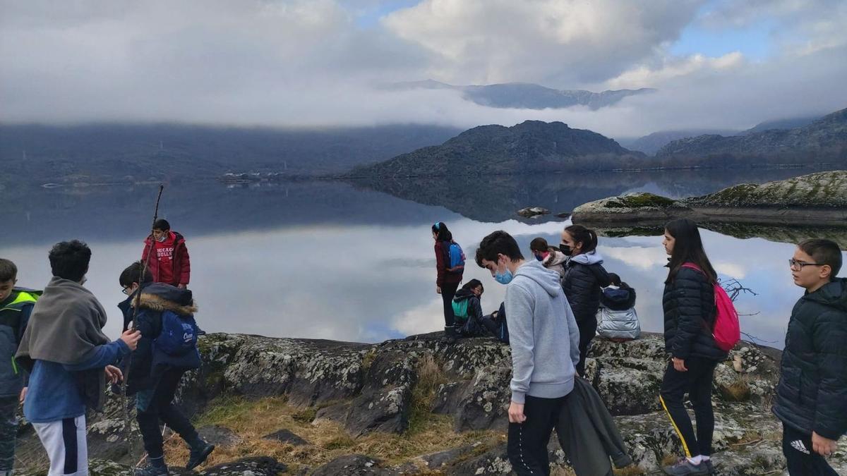 Los niños de “Como Enanos” pasean junto al Lago de Sanabria. | |  CH. S.