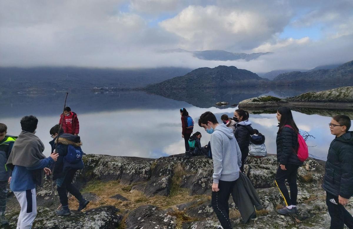 Los niños de “Como Enanos” pasean junto al Lago de Sanabria. | |  CH. S.
