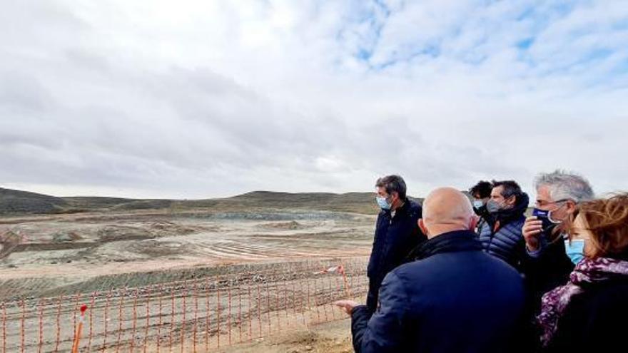 El consejero de Agricultura, Joaquín Olona, a la derecha, visitó ayer las obras del regadío en Fuentes de Ebro.  | DGA