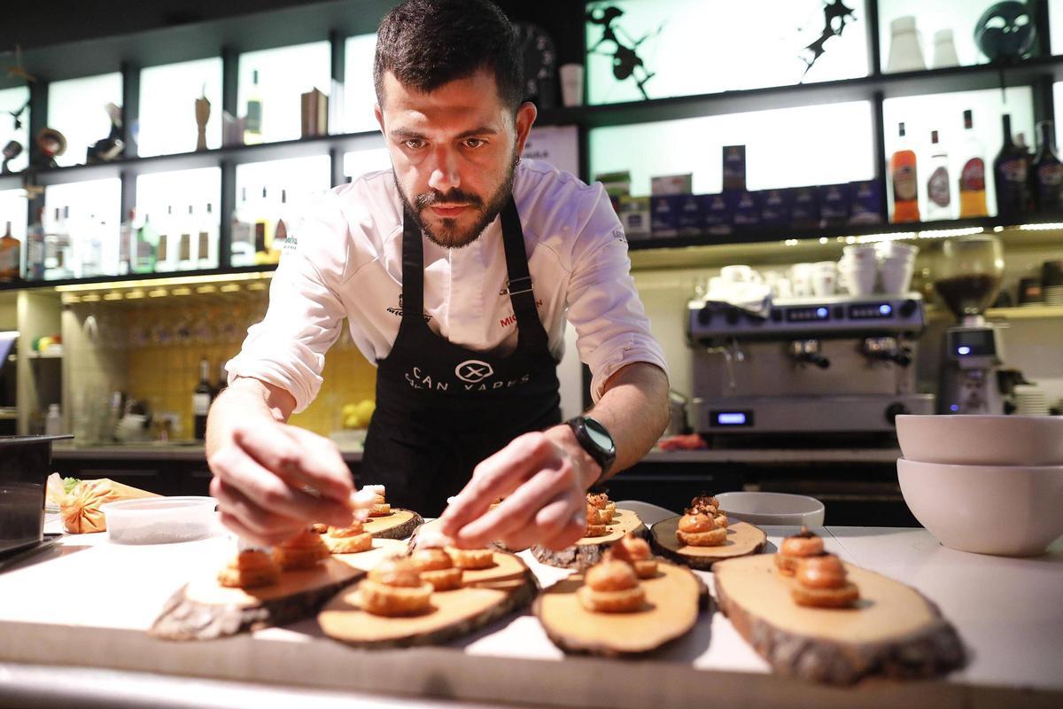 El xef de Can Xapes, Lluc Quintana, elaborant l'aperitiu del primer "Sopa de lletres".