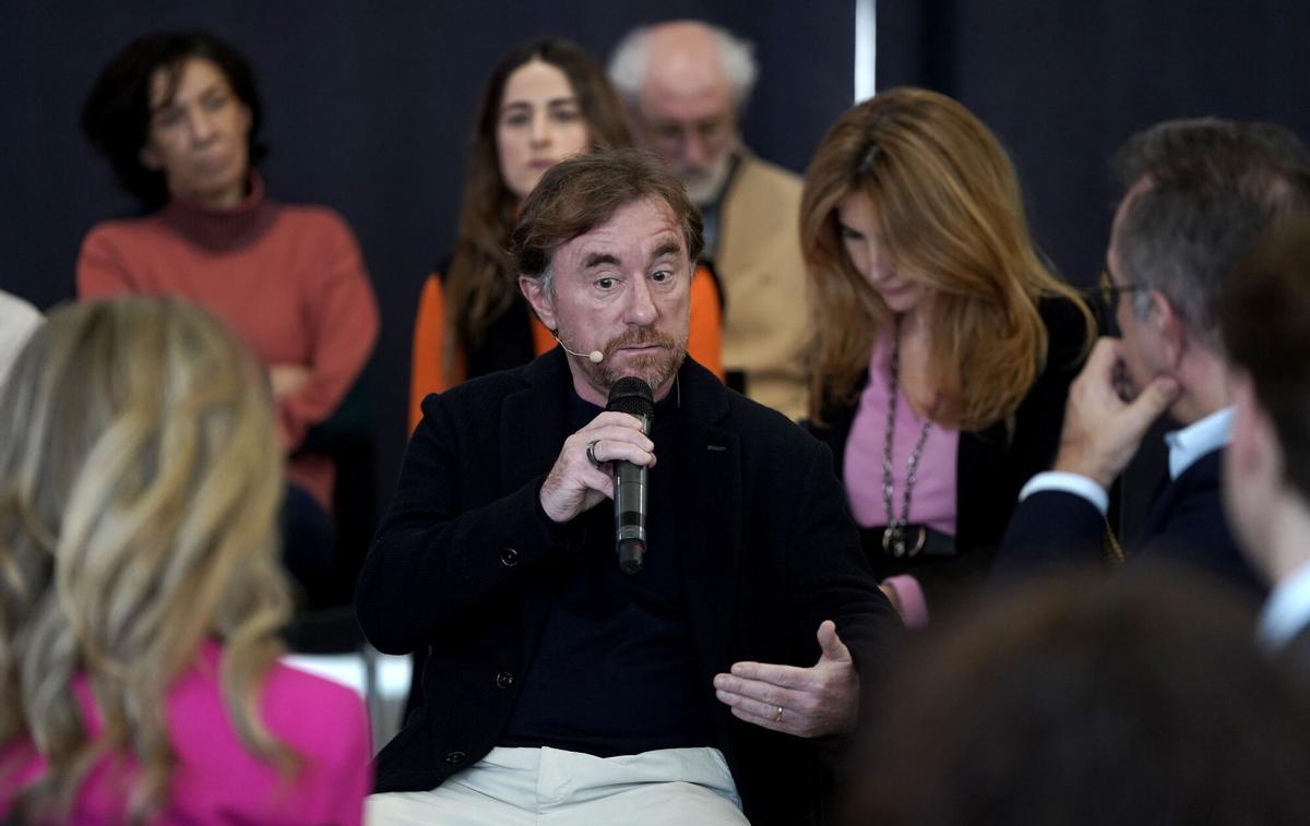 Madrid. 18.02.2026. Diálogos (im)posibles. Yolanda Díaz y Sacha Michaud, Glovo. El Periódico y beBarblet.