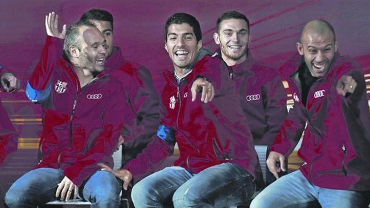 Iniesta, Suárez, Mascherano y Vermaelen (detrás), ayer,  en un acto del club.