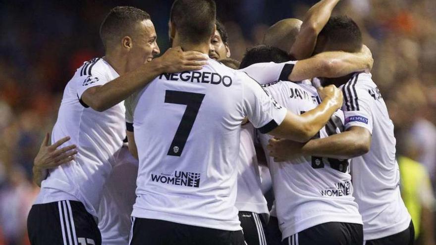 Los jugadores del Valencia festejan uno de los goles ante el Mónaco, ayer en Mestalla. // M.A. Polo