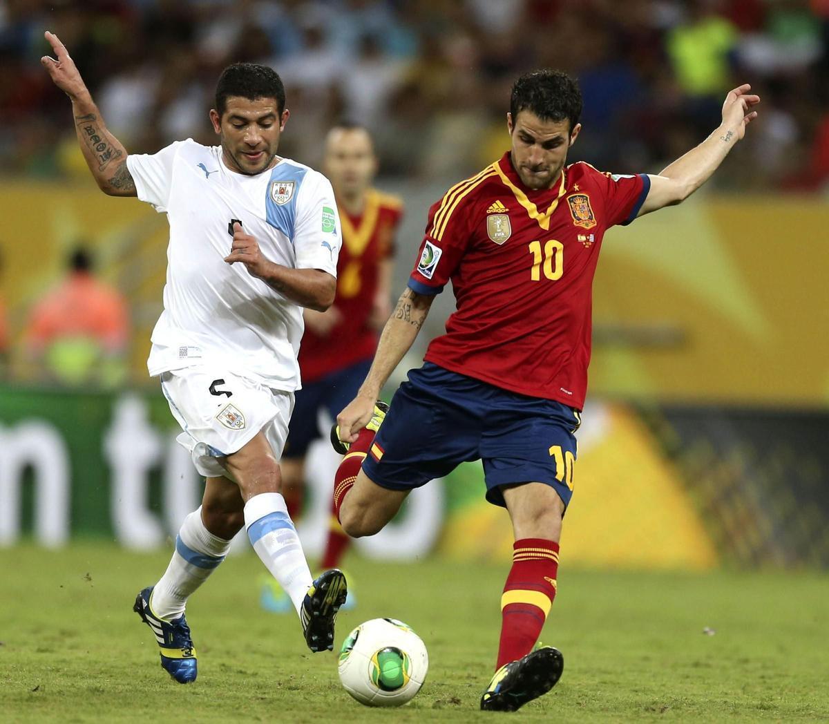 Lance de la extinta Copa Confederaciones entre España y Uruguay.