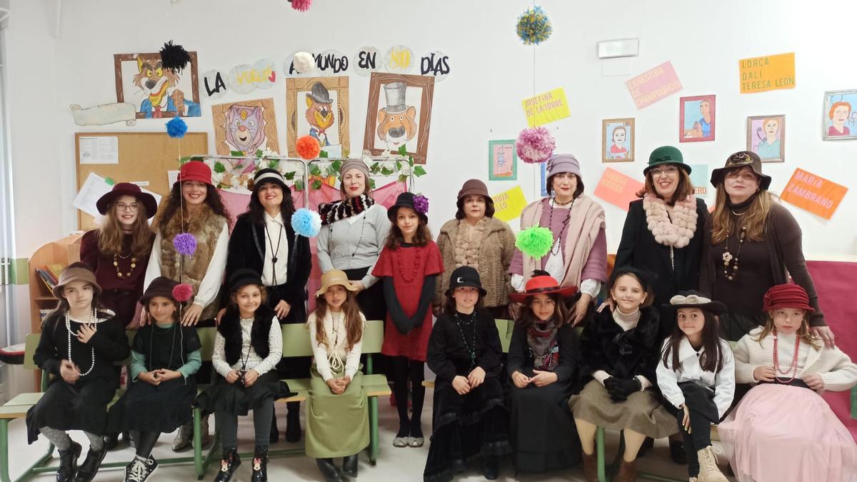 Alumnas y profesoras del Enrique Segura caracterizadas de las Sinsombrero