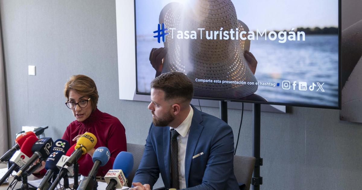 La alcaldesa Onalia Bueno y el gerente de Gestiona Mogán, Eduardo Álamo, el pasado mes de diciembre cuando el Ayuntamiento presentó la tasa turística.