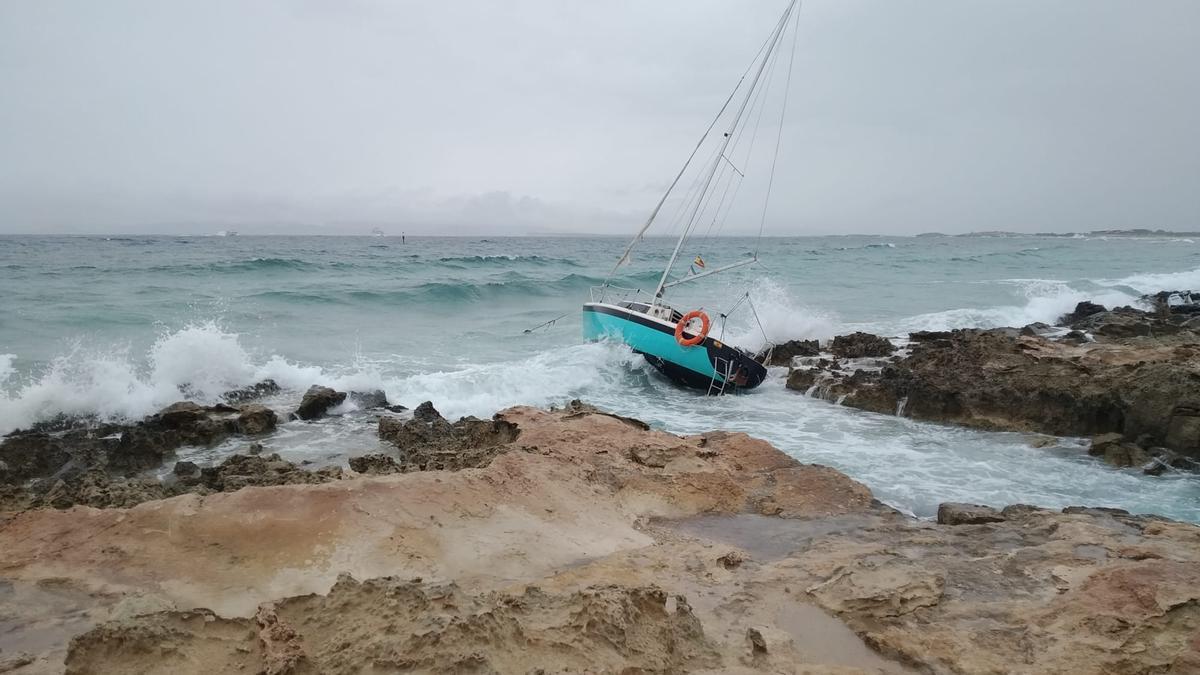 Una embarcación queda varada en unas rocas en sa Sequi, Formentera.