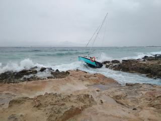 VÍDEO: Un velero queda varado dentro del parque Natural de ses Salines de Formentera