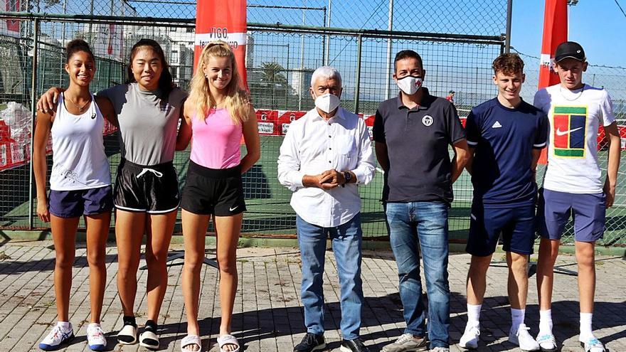 Manel Fernández y el mánager del Vigo Tennis Open, Fernando del Barrio, con el equipo británico júnior.