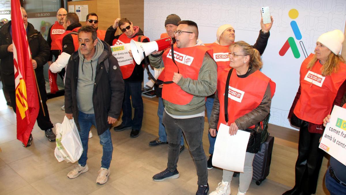 Les fotos de la protesta de CCOO a les oficines de l'ONCE a Girona
